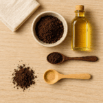 Composition naturelle avec marc de café, huile végétale et cuillères en bois, photographiée sur fond clair