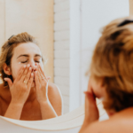 Femme nettoyant son visage lors d’une routine de soin naturelle